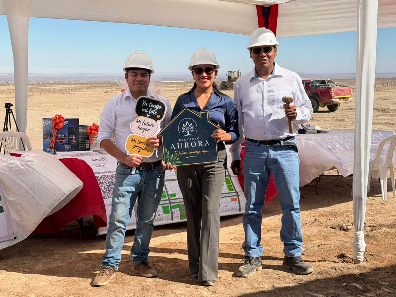Equipo de Lidera con el cartel del Proyecto Aurora