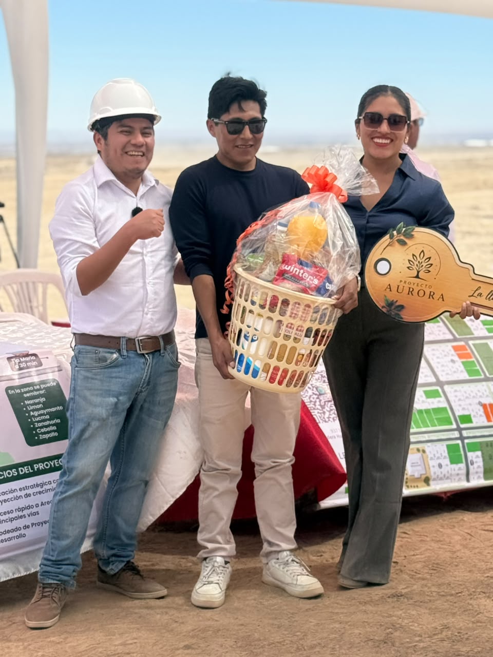 Entrega de premios: canasta a un asistente