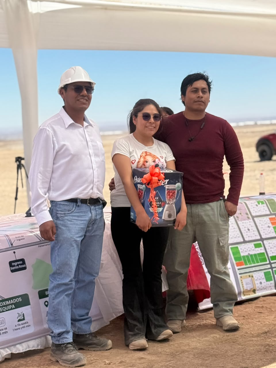 Entrega de premios a una familia asistente
