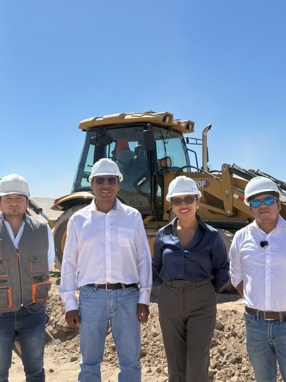 Equipo de Lidera con maquinaria en el terreno de Aurora